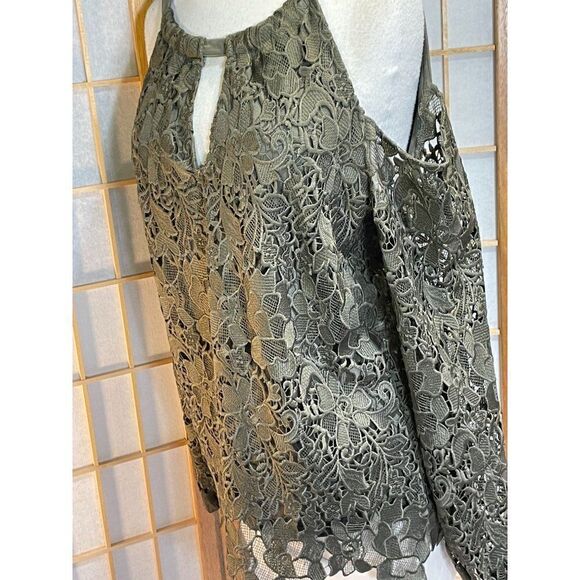 InternationalāConceptsāMedāColdĀ ShoulderāTop - Picture 9 of 12